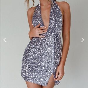 SELFIE LESLIE | PLUNGING HALTER MINI DRESS SEQUIN SILVER